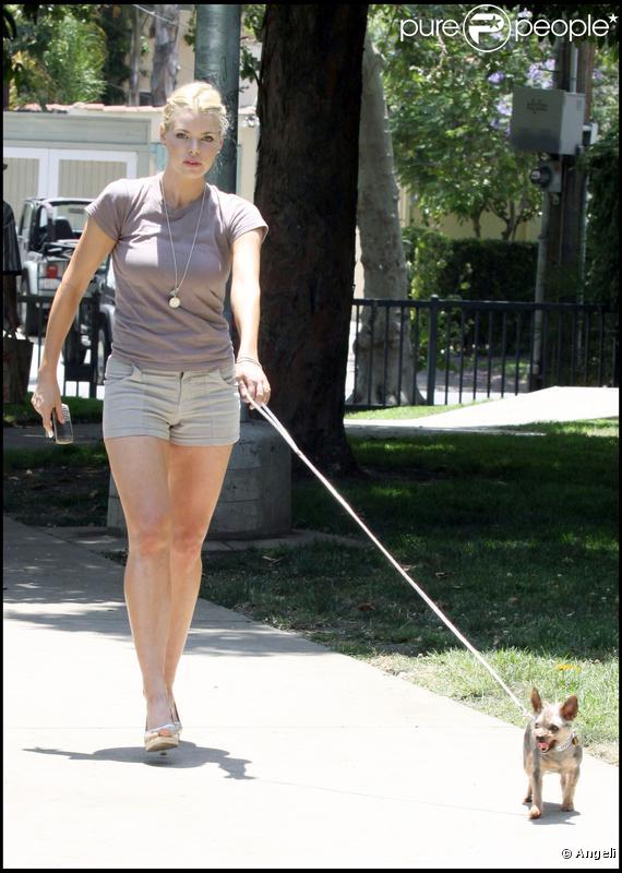 Sophie Monk promenant son chien à Los Angeles le 25 juin 2009