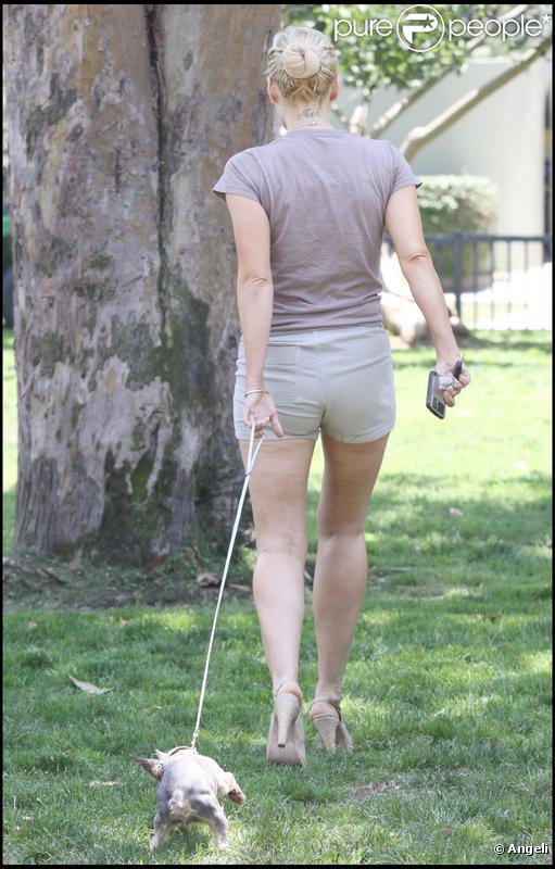 Sophie Monk promenant son chien à Los Angeles le 25 juin 2009