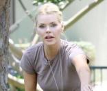 Sophie Monk promenant son chien à Los Angeles le 25 juin 2009