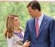 Letizia d'Espagne, terriblement éprise, ne peut quitter la main de son prince... Un amour de conte de fées !