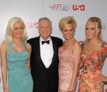  Holly Madison, Hugh Hefner, Bridget Marquardt et Kendra Wilkinson en juin 2007  