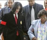 Michael Jackson et ses parents lors de son procès