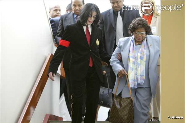 Michael Jackson et ses parents lors de son procès
