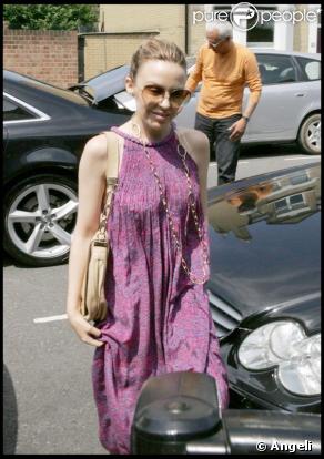 Kylie Minogue parfaite dans sa longue robe mauve pour un style bohème qu'on adore ce matin à Londres !