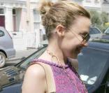 Kylie Minogue parfaite dans sa longue robe mauve pour un style bohème qu'on adore ce matin à Londres !