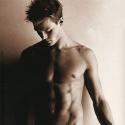 Josh Duhamel, le mari de Fergie, pose complètement nu... et ne regrette rien ! Regardez, il est très beau !