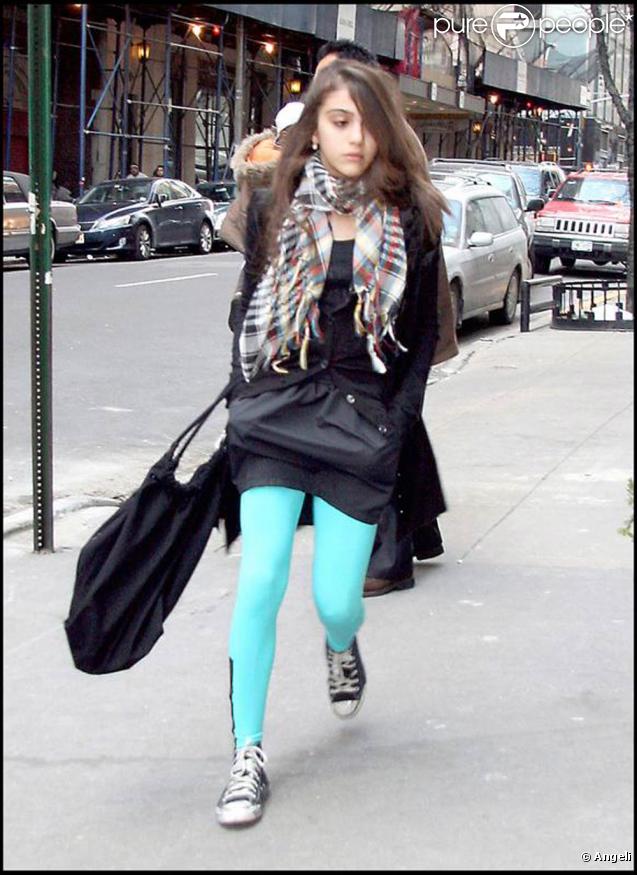 Elle aussi a succombé à la mode des collants acidulés ! Girly à souhait ! 