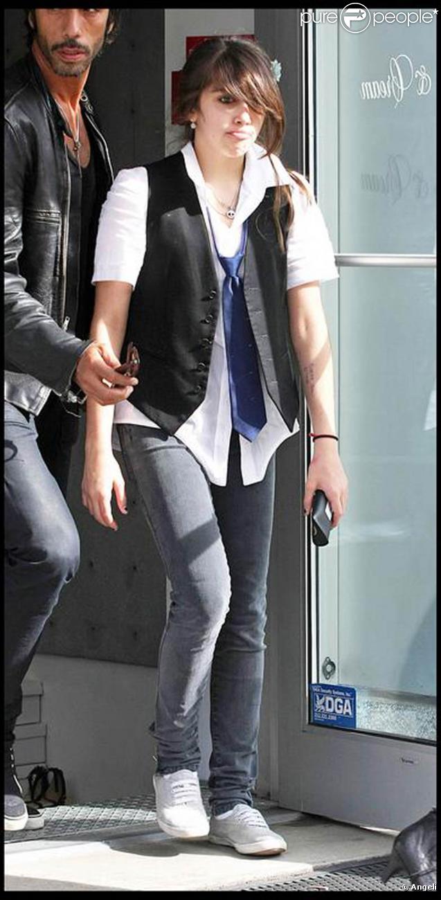 Lourdes mise ici sur un look sortie de classe retravaillé avec son slim et ses tennis, qui lui donnent un côté plus cool ! 
