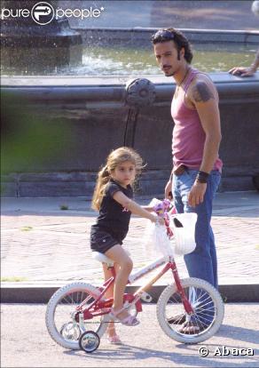 Lourdes, une vrai petite chouquette sur sa bicyclette, avec son papounet Carlos Leon.