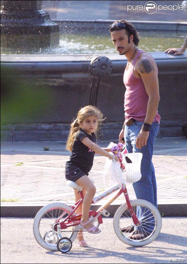 Lourdes, une vrai petite chouquette sur sa bicyclette, avec son papounet Carlos Leon. 