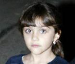 Lourdes dans une petite robe bleu marine classique et surtout très stricte... Sûrement un choix de sa 