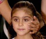 Lourdes est vraiment à croquer dans son petit ensemble blanc ! Un véritable angel ! 