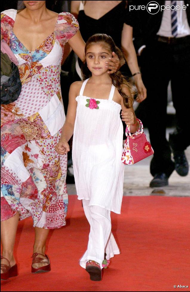 Lourdes est vraiment à croquer dans son petit ensemble blanc ! Un véritable angel ! 