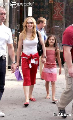 Lourdes est vraiment la fifille à sa maman dans sa jupette et son petit haut rose !