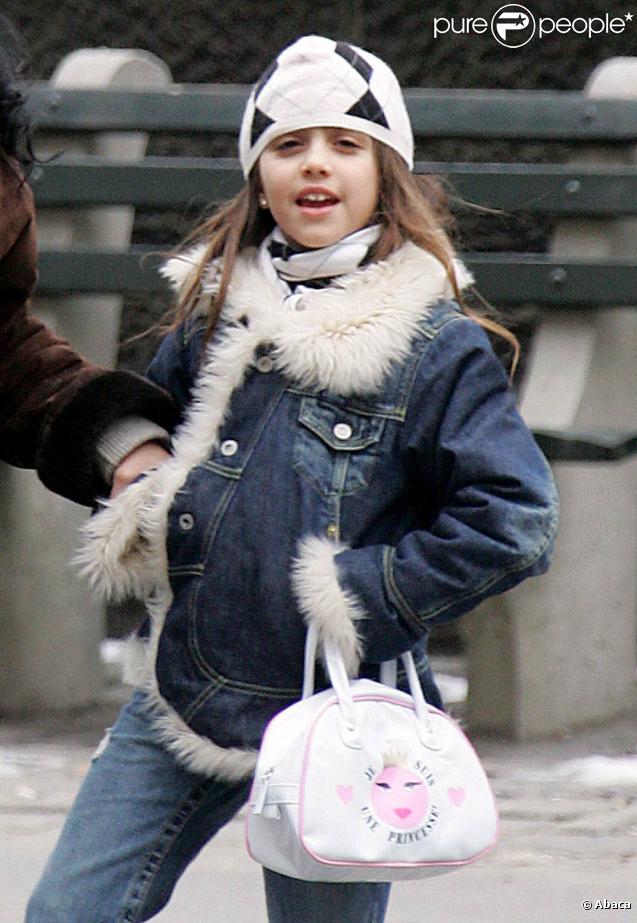 Veste en jean, petit sac de demoiselle et bonnet Burberry, du haut de ses 9 ans, Lourdes sait déjà ce qu'elle veut ! 