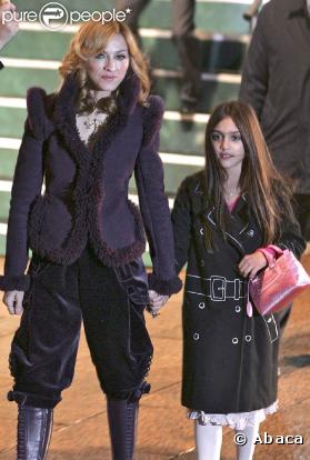 Même lors de soirées entre people, Madonna ne quitte pas sa fille qui joue avec aisance les fashions victims !