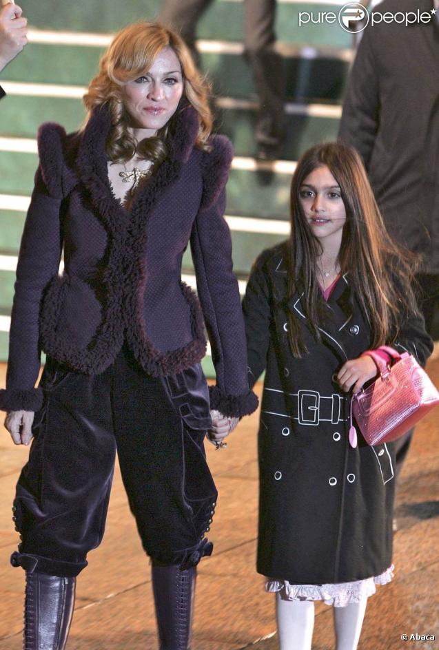 Même lors de soirées entre people, Madonna ne quitte pas sa fille qui joue avec aisance les fashions victims ! 