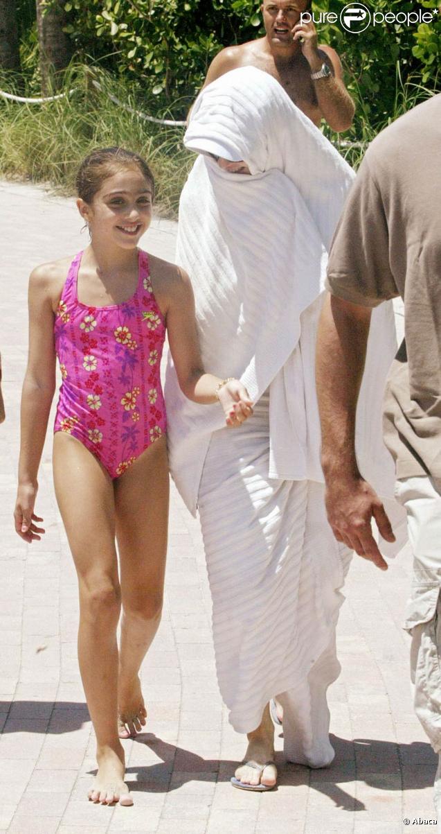 La plage à Miami c'est très agréable quand on est en maillot de bain comme Lourdes, par contre en mômie c'est pas terrible, n'est-ce pas Madonna ?! 