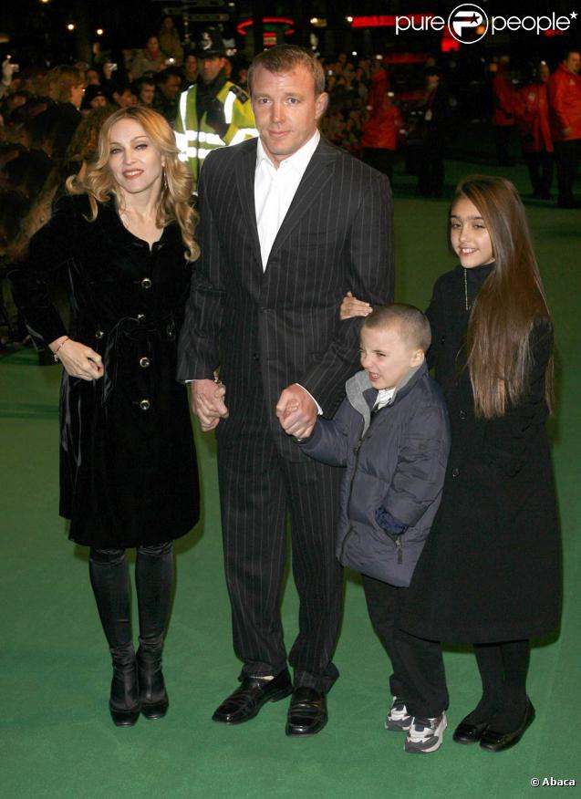La famille au temps du bonheur... Depuis, elle s'est bien agrandie malgré le divorce de Madonna et Guy Ritchie ! David Banda et Mercy James sont arrivés. 