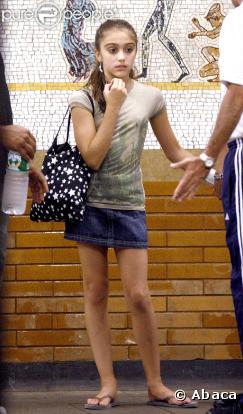 "Sexy" la petite Lourdes... Sont envie de grandir ne serait pas trop grande ??!