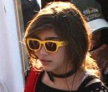 Lunettes acidulées, t-shirt résille, et jean bleach, Lourdes a déjà fait beaucoup mieux, mais bon, c'est le métier qui rentre ! 