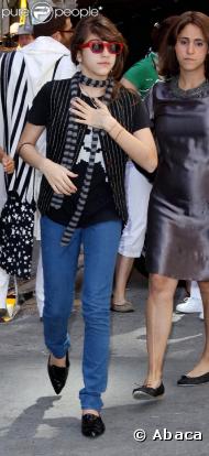 Lourdes a une incroyable collection de lunettes, qu'elle dégaine au fur et à mesure de ses looks.