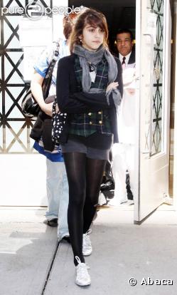 Lourdes est vraiment trop mignonne et surtout très branchée ! Son petit veston en tartan vert, et son micro short lui vont tellement bien...