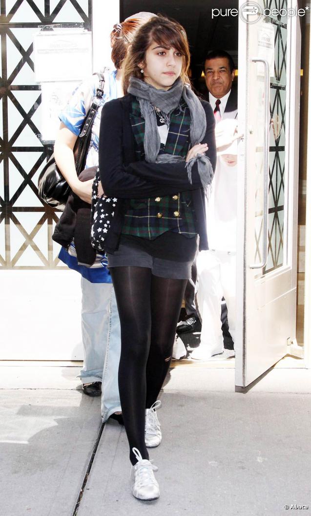 Lourdes est vraiment trop mignonne et surtout très branchée ! Son petit veston en tartan vert, et son micro short lui vont tellement bien... 