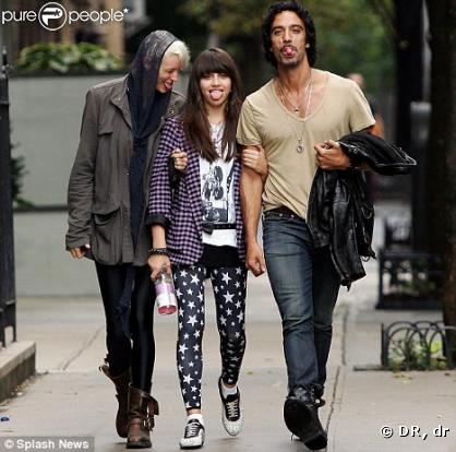 Lola s'amuse toujours avec son papa Carlos Léon et sa petite amie (sosie d'Agyness Deyn) !