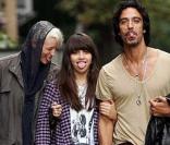 Lola s'amuse toujours avec son papa Carlos Léon et sa petite amie (sosie d'Agyness Deyn) ! 