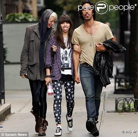 Lola s'amuse toujours avec son papa Carlos Léon et sa petite amie (sosie d'Agyness Deyn) ! 