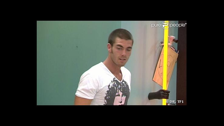 Jonathan convoque une assemblée exceptionnelle dans la Maison des Secrets. Le but : parler de l'ambiance pourrie de la maison. Quel intellectuel ce Jo !  