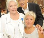 Mimie Mathy et son mari Benoît ont posé avec plaisir aux côtés de Line Renaud, sacrée Grand Officier à l'Ordre National du Mérite, au Palais de l'Elysée, mardi 30 juin 2009