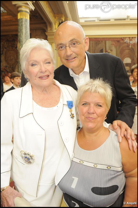 Mimie Mathy et son mari Benoît ont posé avec plaisir aux côtés de Line Renaud, sacrée Grand Officier à l'Ordre National du Mérite, au Palais de l'Elysée, mardi 30 juin 2009