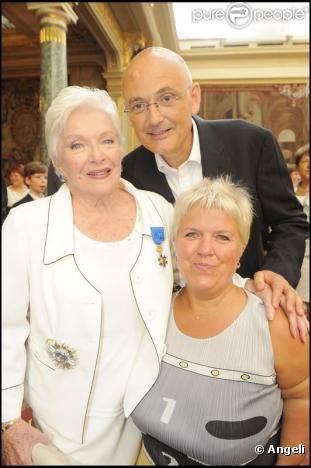 Mimie Mathy et son mari Benoît ont posé avec plaisir aux côtés de Line Renaud, sacrée Grand Officier à l'Ordre National du Mérite, au Palais de l'Elysée, mardi 30 juin 2009