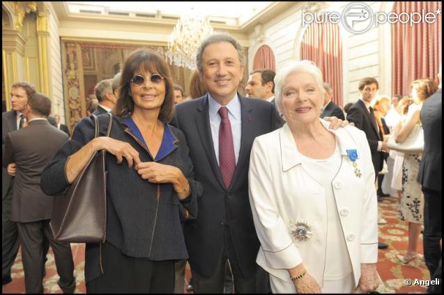 Françoise Coquet et Michel Drucker étaient présents pour le sacre de Line Renaud en tant que Grand Officier à l'Ordre National du Mérite, au Palais de l'Elysée, mardi 30 juin 2009