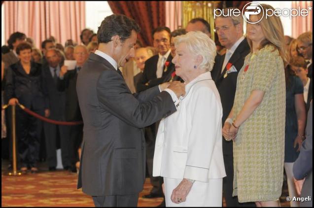 Line Renaud a reçu fièrement des mains de Nicolas Sarkozy l'insigne de Grand Officier à l'Ordre National du Mérite, au Palais de l'Elysée, mardi 30 juin 2009