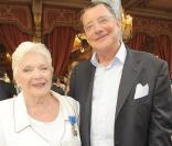 Line Renaud et Jean-Claude Camus lors du sacre de cette grande artiste en tant que Grand Officier à l'Ordre National du Mérite, au Palais de l'Elysée, mardi 30 juin 2009
