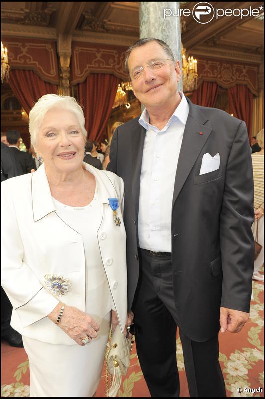 Line Renaud et Jean-Claude Camus lors du sacre de cette grande artiste en tant que Grand Officier à l'Ordre National du Mérite, au Palais de l'Elysée, mardi 30 juin 2009