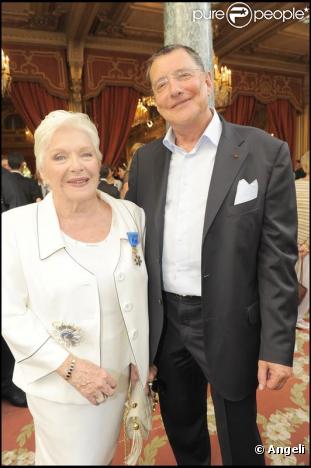 Line Renaud et Jean-Claude Camus lors du sacre de cette grande artiste en tant que Grand Officier à l'Ordre National du Mérite, au Palais de l'Elysée, mardi 30 juin 2009