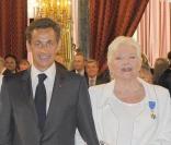 Nicolas Sarkozy a remis à Line Renaud l'insigne de Grand Officier à l'Ordre National du Mérite, au Palais de l'Elysée, mardi 30 juin 2009