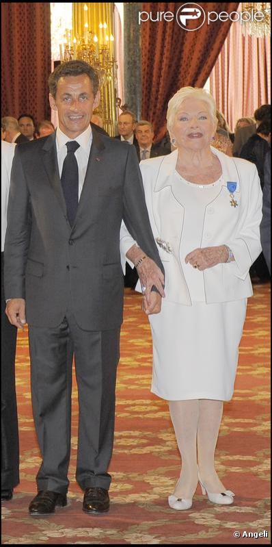 Nicolas Sarkozy a remis à Line Renaud l'insigne de Grand Officier à l'Ordre National du Mérite, au Palais de l'Elysée, mardi 30 juin 2009