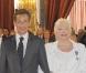 Nicolas Sarkozy a remis à Line Renaud l"insigne de Grand Officier à l"Ordre National du Mérite, au Palais de l"Elysée, mardi 30 juin 2009