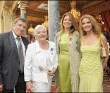 Line Renaud, entourée du professeur Beaulieu, d'Armelle de Rothschild (faite Chevalier de la Légion d'honneur) et de Cyrielle Clair, au Palais de l'Elysée, mardi 30 juin 2009