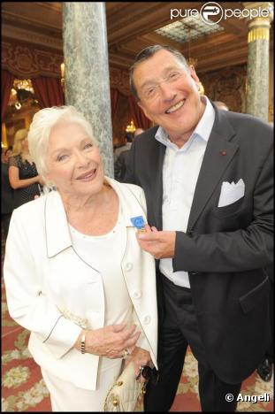 Jean-Claude Camus a assisté au sacre de Line Renaud en tant que Grand Officier à l'Ordre National du Mérite, au Palais de l'Elysée, mardi 30 juin 2009
