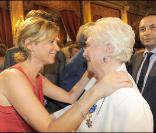 Michelle Laroque a assisté au sacre de Line Renaud en tant que Grand Officier à l'Ordre National du Mérite, au Palais de l'Elysée, mardi 30 juin 2009