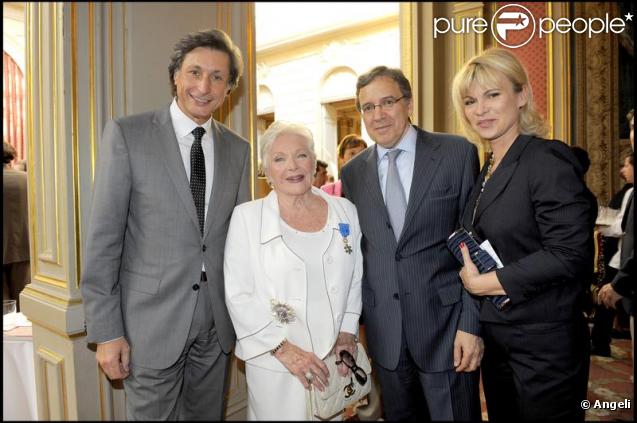 Patrick de Carolis, Nonce Paolini et sa femme Catherine Falgayrac, ont assisté au sacre de Line Renaud en tant que Grand Officier à l'Ordre National du Mérite, au Palais de l'Elysée, mardi 30 juin 2009.  