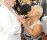Line Renaud et Mimie Mathy trinquent pour fêter l'insigne de Grand Officier à l'Ordre National du Mérite reçu par  Line