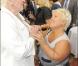 Line Renaud et Mimie Mathy trinquent pour fêter l"insigne de Grand Officier à l"Ordre National du Mérite reçu par  Line