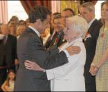 Nicolas Sarkozy embrasse Line Renaud, qu'il vient de faire Grand Officier à l'Ordre National du Mérite, au Palais de l'Elysée.